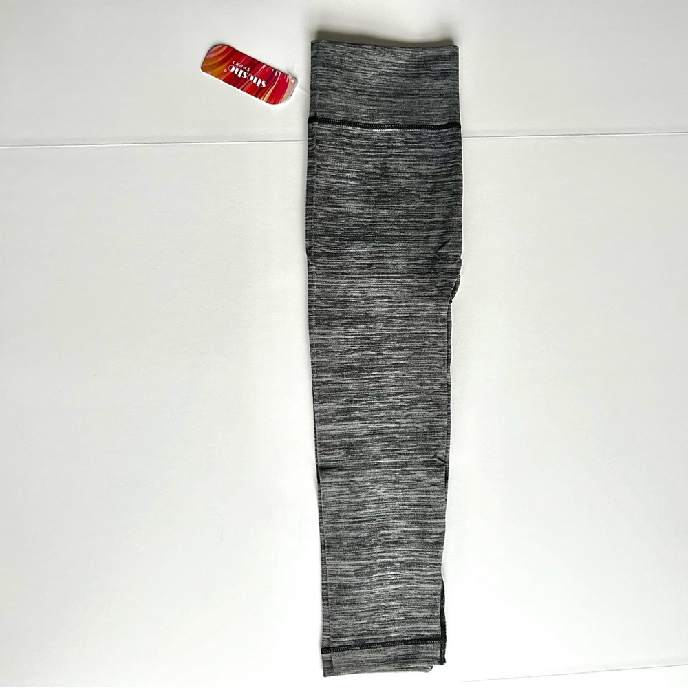🍂NWT Women’s Cropped Grey Leggings. Size: Small/Medium - Picture 4 of 11